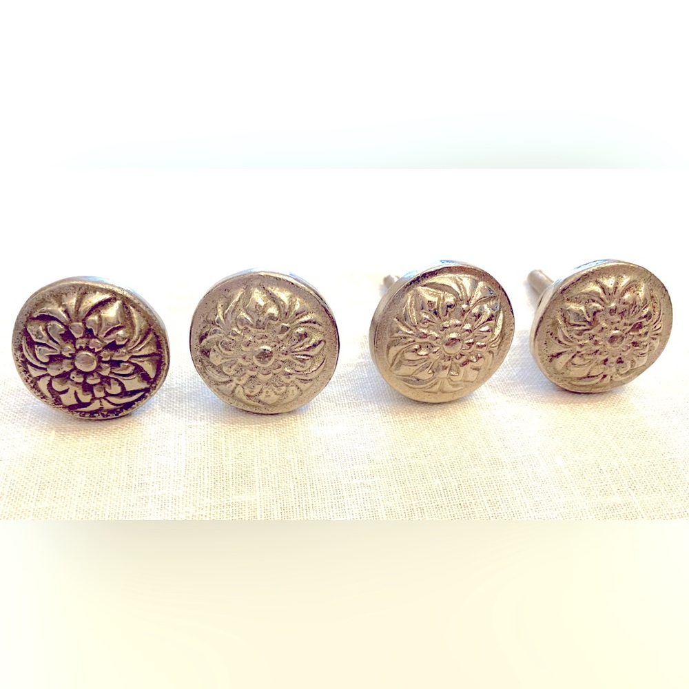 (4) Floral drawer knobs, silver. - Picture 2 of 7